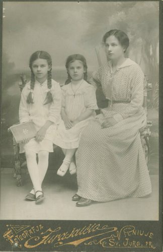 Marija Piaseckaitė-Šlapelienė su savo mergaitėmis - Laimute ir Gražute.