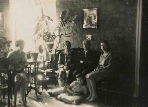 Šlapelių šeima savo namuose, Pilies g. 40..