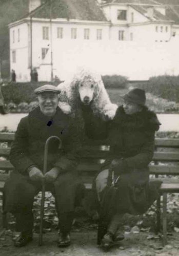 Marija ir Jurgis Šlapeliai Bernardinų sode. 1938 m. Gyvendami netoliese, Pilies g. 40, Šlapeliai dažnai ateidavo pasivaikščioti į Bernardinų sodą.