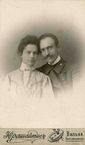 Romantiška jaunos poros – Marijos ir Jurgio Šlapelių – nuotrauka, daryta 1905 m. rugsėjo 12 d., savaitę po vestuvių. Kitoje pusėje M. Šlapelienės įrašai mėlynu rašalu: „Marija Piaseckaitė ir Jurgis Šlapelis – studentas. Šlapeliai po vestuvių, 1905.IX.4. ir atidarę knygyną 1906.II.6.“