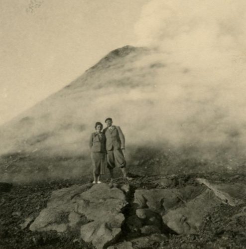 1935 m. Šlapelių dukra Laimutė Graužinienė su vyru diplomatu Kaziu Graužiniu keliauja po Italiją. Pora nusifotografavo Vezuvijaus ugnikalnio papėdėje.