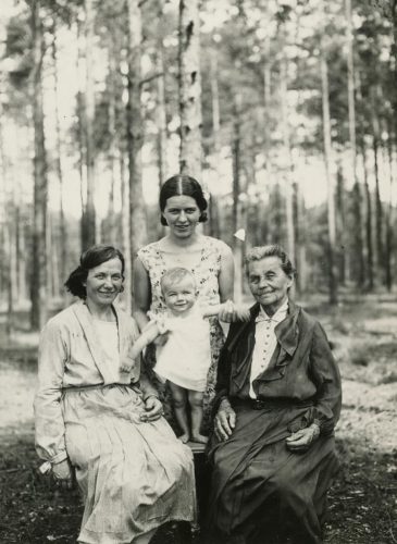 Valakampiuose: Eleonora Piaseckienė, Marija Šlapelienė, Laimutė Šlapelytė Graužinienė su dukrele Laimutyte, I931m.