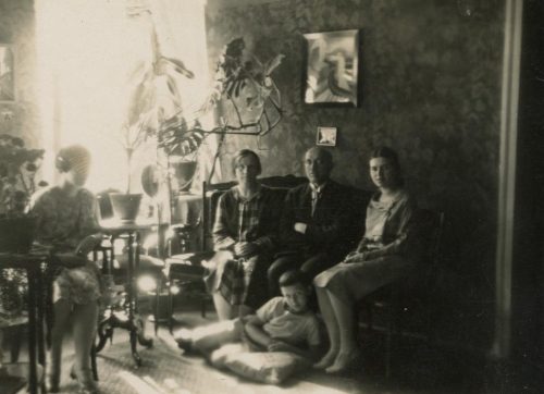 Šlapelių šeima savo namuose Pilies g. 1929 m. Fotografas Aleksandras Jurašaitis. Iš kairės ant kėdės sėdi dukra Gražutė, ant sofos – Marija Šlapelienė, Jurgis Šlapelis, dukra Laimutė, jiems prie kojų – sūnus Skaistutis.