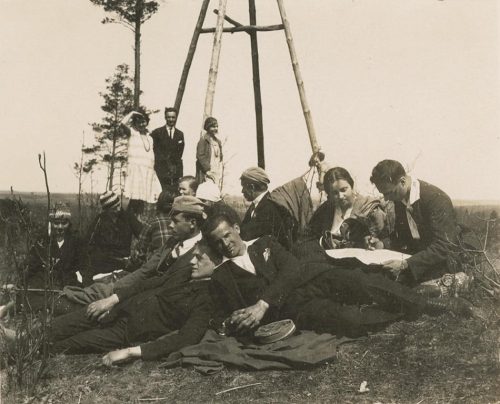 Vilniaus studentų iškyla, 1928 m. Tarp kitų studentų antrame plane stovi Laimutė (kairėje) ir Gražutė (dešinėje) Šlapelytės. Antroje pusėje Gražutės užrašas juodu rašalu: „Vilniaus studenterija džiaugiasi pavasariu. 1928-V-6 d.“.