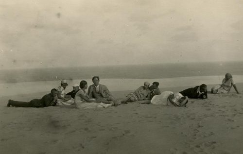Laimutė ir Gražutė Šlapelytės su bičiuliais Nidos smėlyje, 1927 m. Laimutė sėdi antra iš kairės, Gražutė – ketvirta iš kairės.