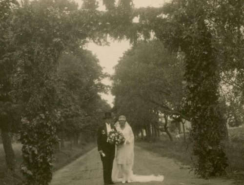 Laimutės Šlapelytės ir Kazio Graužinio sutuoktuvės Marciniškiuose, 1929 m. Jaunieji Laimutė Šlapelytė, tapusi Graužiniene, ir Kazimieras Graužinis įeina į Graužinių šeimos dvarą Marciniškiuose, kur kelias dienas vyko vestuvių iškilmės.