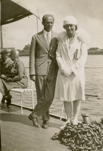 Sužadėtiniai Laimutė Šlapelytė ir Kazys Graužinis Palangoje, 1929 m. Sužadėtiniai Laimutė ir Kazys Graužinis prieš vestuves pajūryje, Palangoje.