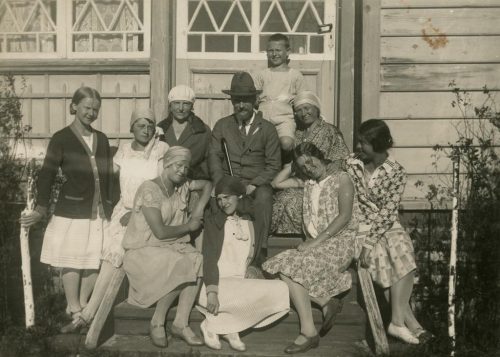 1928-ųjų liepą Šlapelienė su visais savo vaikais ir kitais giminaičiais ilsėjosi Palangoje. Prie Žaliosios vilos: iš dešinės pirma sėdi Gražutė, šalia jos – sesuo Laimutė, virš kurios, padėjusi ranką dukrai ant sprando sėdi Marija Šlapelienė. Pačiame viršuje stovi sūnus Skaistutis.