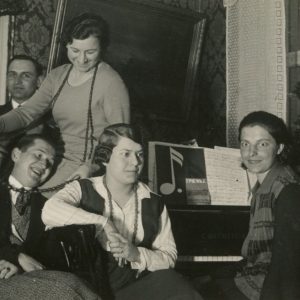 Gražutė (antra iš dešinės) muzikuoja svečiuose pas draugę Anką. Kitoje nuotraukos pusėje: „1931-III-26d. Pas Anką („Murzos foto)/ Vilnius."
