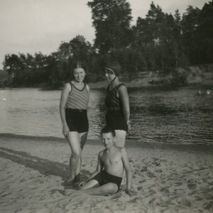 Šlapelių vaikai atėjo maudytis į Valakampių paplūdimį. 1932 m. liepos 7 d. Kairėje Laimutė, dešinėje Gražutė, ant smėlio sėdi Skaistutis.