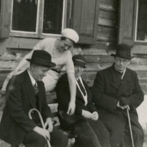 Šlapeliai su kunigu Pranu Bieliausku. 1936 m. Prie Šlapelių šeimos vasarnamio Valakampiuose sėdi (iš kairės) Jurgis Šlapelis, Gražutė – ant suolo atlošo persisvėrus, Marija Šlapelienė ir kunigas Pranas Bieliauskas.