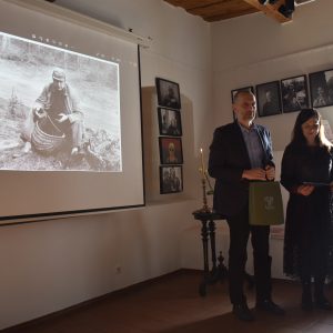 Varėnos rajono savivaldybės atstovai perdavė Mero Algio Kašėtos padėką už V. Česnulio indėlį į Varėnos krašto istoriją