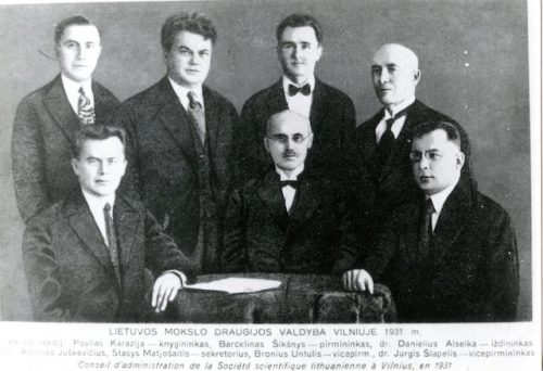 Lietuvos mokslo draugijos valdyba Vilniuje, 1931 m. Iš kairės (sėdi): Povilas Karazija, Marcelinas Šikšnys – pirmininkas, dr. Danielius Alseika – iždininkas. Stovi: Adomas Juškevičius, Stasys Matjošaitis – sekretorius, Bronius Untulis – vicepirmininkas, dr. Jurgis Šlapelis – vicepirmininkas.