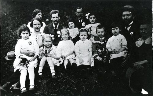 Šlapeliai su Biržiškų ir Matulaičių šeimynomis, 1914 m. Pirmoje eilėje iš dešinės: Marija Šlapelienė, Jurgis Šlapelis, ant kelių jam sėdi Gražutė Šlapelytė, Kęstutis Matulaitis (Keika), Laimutė Šlapelytė, abi Biržiškaitės, Branislava Biržiškienė, o ant kelių laiko Laimę Matulaitytę. Antroje eilėje iš kairės: Vilhelmina Matulaitienė, Mykolas Biržiška, Katrė Matulaitytė, Stasys Matulaitis ir Aldona Matulaitytė. Šeimos artimai draugavo.