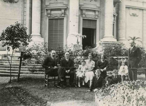 Lietuvos diplomatai su šeimomis Romoje, prie Villa Lituania. 1934 m. Iš kairės: pirmas sėdi Voldemaras Vytautas Čarneckis, nepaprastasis pasiuntinys ir įgaliotasis ministras Italijoje (1925–1939 m.), šalia jo – Jurgis Šlapelis, atvykęs iš Lietuvos aplankyti dukters, greta sėdi Šlapelio duktė Laimutė Graužinienė su dukrele Laimute, šalia jos Eleonora Čarneckienė ir trys Čarneckių vaikai– Liučija, Algirdas ir Vytautas. Dešinėje stovi Kazys Graužinis – Lietuvos Respublikos laikinasis reikalų patikėtinis prie Šventojo Sosto.