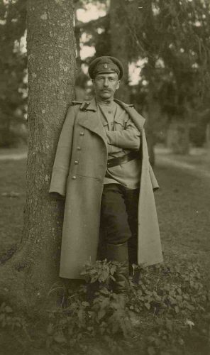 Jurgis Šlapelis, grįžęs po karo. 1918 m. Antroje nuotraukos pusėje Marijos Šlapelienės ranka pieštuku užrašyta – „Tėvelis grįžo po karo. 1918 m. D-ras Jurgis Šlapelis“. Prasidėjus Pirmajam pasauliniam karui, Jurgis Šlapelis buvo mobilizuotas kaip atsargos gydytojas.