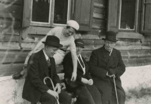 Marija, Jurgis ir Gražutė Šlapeliai su kunigu Kristupu Čibiru Valakampiuose. 1936 m. Prie Šlapelių šeimos vasarnamio Valakampiuose sėdi (iš kairės) Jurgis Šlapelis, Gražutė – ant suolo atlošo persisvėrus, Marija Šlapelienė ir kunigas Kristupas Čibiras.