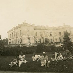 Gražutė ir Laimutė Šlapelytės Palangoje, prie Tiškevičių rūmų. 1927 m. Pievoje prie Tiškevičių rūmų sėdi iš kairės antra – Laimutė Šlapelytė, iš dešinės antra – Gražutė Šlapelytė. Kiti asmenys – nežinomi. Antroje fotografijos pusėje Gražutės užrašas juodu rašalu: „Palanga / prie Tiškevičiaus rūmų / 1927.VIII.5.