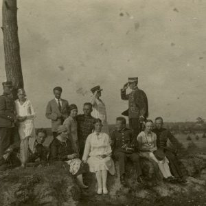 Gražutė ir Laimutė Šlapelytės Palangoje, ant Naglio kalno. 1927 m. Gražutė klūpo ketvirta iš kairės, Laimutė sėdi antra iš dešinės.