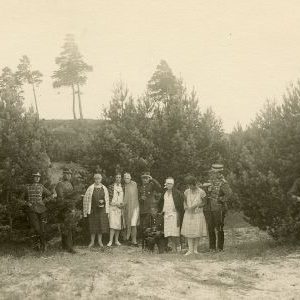 Gražutė ir Laimutė Šlapelytės prie Naglio kalno. 1927 m. Dvylikos jaunuolių grupė pozuoja prie Naglio kalno Palangoje. Iš dešinės pirma stovi Laimutė, ketvirta – Gražutė. Antroje nuotraukos pusėje Gražutės užrašyta: „Palangos pušynėlyje, matyti Naglio kalnas / 1927.VII.24“.