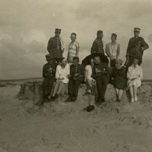 Gražutė ir Laimutė Šlapelytės su draugais Palangos kopose. 1927 m. Antra iš kairės stovi Laimutė, Gražutė – antra iš dešinės.