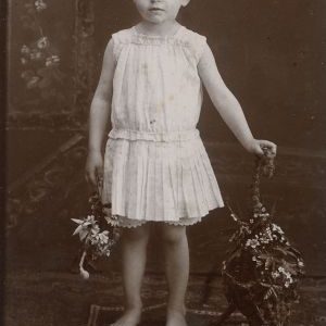 Laimutė Šlapelytė 4,5 metukų. 1911 m. Fotografas Aleksandras Jurašaitis.