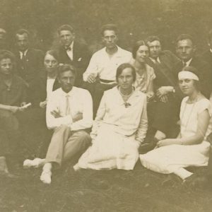 Laimutė ir Gražutė Šlapelytės su jaunimu ant Birutės kalno. 1927 m. Laimutė sėdi parietusi kojas pirma pirmoje eilėje, Gražutė stovi šešta iš dešinės.