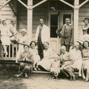 Laimutė ir Gražutė Šlapelytės Palangoje, mokytojų sanatorijos verandoje. 1927 m. Laimutė stovi ketvirta iš kairės, Gražutė – antroje eilėje antra iš dešinės, sėdi ant turėklo, apsirengusi tautiniu kostiumu.