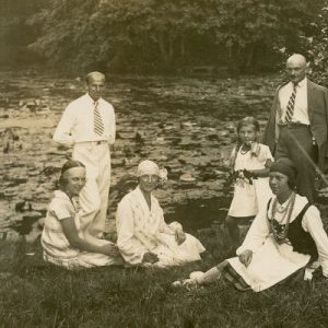 Laimutė ir Gražutė Šlapelytės prie tvenkinio Tiškevičių rūmų parke. 1927 m. Pirma iš kairės sėdi Laimutė, prie jos stovi būsimasis vyras Kazimieras Graužinis. Pirma iš dešinės sėdi Gražutė. Antroje pusėje užrašyta: „Palanga, Tiškevičiaus / parke, prie prūdo. / 1927.VII.31.“