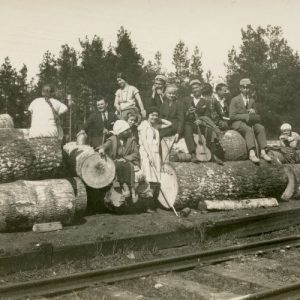 Šlapelytės su kitais studentais prie geležinkelio. 1928 m. Pirmoje eilėje trečia iš kairės – Laimutė, virš jos – Gražutė.