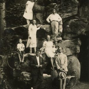 Gražutė ir Laimutė Šlapelytės su šeimos draugais Palangoje, prie Birutės kalno. 1927 m. Laimutė (pačiame viršuje) ir Gražutė (antroje eilėje antra iš dešinės) su Alseikų ir Matijošaičių šeimomis. Antras nuo viršaus – Vytautas Alseika, žemiau – stovi gydytoja Veronika Alseikienė, jai prie kojų sėdi Marytė Alseikaitė, toliau, šalia Gražutės, sėdi Meikutė Biliūnaitė-Matijošaitytė. Pirmoje eilėje iš kairės – Stasys Matijošaitis, šalia jo, balta eilute – poetas Juozas Tysliava. Kitoje pusėje užrašyta: „Prie Palangos Liurdo / 1927-VIII-5“.
