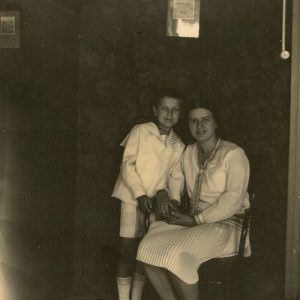 Laimutė ir Skaistutis Šlapeliai savo namuose. 1929 m. liepa.Tai viena paskutinių nuotraukų, kuriose dar netekėjusi Laimutė nusifotografavusi su savo šeimos nariais namuose Pilies g.