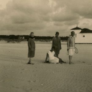 Laimutė ir Gražutė Šlapelytės su draugėmis Palangoje. 1929 m. Iš dešinės stovi Gražutė, antra – Laimutė. Už savaitės įvyks jos ir Kazio Graužinio vestuvės.