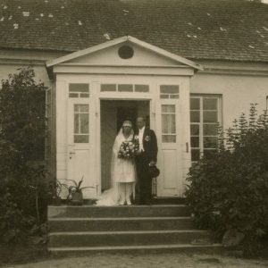 Jaunavedžiai Laimutė Šlapelytė ir Kazys Graužinis prie Marciniškių dvaro. 1929 m. Antroje pusėje Marijos Šlapelienės užrašyta: „Tėvų namuose. 10-ties metų pats Mieliausias Tutis užrašė – gerutis! Jo dėka –Tai –Jo!“.