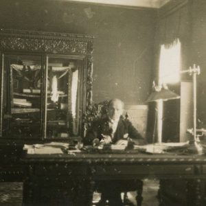 Kazys Graužinis savo darbo kabinete Kaune. 1930 m. kovo mėn. Fotografijoje užfiksuotu laiku (1929 –1932 m.) K. Graužinis buvo prezidento Antano Smetonos sekretorius. Nuo 1932 iki 1939 m. Graužinis buvo laikinasis reikalų patikėtinis prie Šv. Sosto, vėliau – Lietuvos nepaprastasis pasiuntinys ir įgaliotasis ministras Pietų Amerikai.