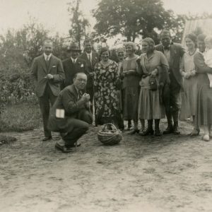Kazys ir Laimutė Graužiniai su dukrele vieši draugų sodyboje. 1930–1931 m. Diplomatas Kazys Graužinis – pirmas iš kairės. Pirmoji iš dešinės – Gražutė su dukterėčia Laimute, Graužinių pirmagime. Šalia stovi Laimutė.