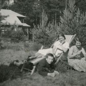 Šlapelių vaikai šeimos vasarnamyje Valakampiuose. 1932 m. Pirma iš dešinės sėdi Gražutė, šalia jos – Laimutė Graužinienė, tuometinio prezidento Antano Smetonos sekretoriaus Kazio Graužinio žmona, ant žemės išsitiesęs sūnus Skaistutis.