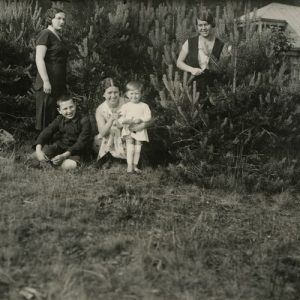 Laimutė Graužinienė su dukrele vieši tėvų viloje Valakampiuose. 1932 m.