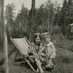 Laimutė Graužinienė su dukrele Valakampiuose. 1932 m.