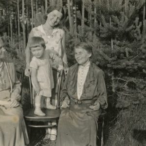 Keturios dukterų kartos. 1932 m. Šlapelių šeimos vasarnamyje Valakampiuose įsiamžino keturios giminės kartos. Kairėje sėdi Marija Piaseckaitė-Šlapelienė, dešinėje – jos motina Elena Piaseckienė, stovi Laimutė, ant kėdės – jos dukrelė Laimutė Graužinytė.