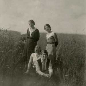 Laimutė ir Gražutė su dviem draugėmis Švenčionyse. 1932 m. Švenčionyse, kur tuo metu Gražutė dirbo mokytoja. Priekyje sėdi Gražutė, už jos – P. Cicėnaitė, kairėje stovi Laimutė Graužinienė, šalia jos – O. Perednaitė.