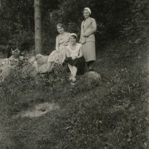 Šlapelytės su drauge O. Perednaite Švenčionyse. 1932 m. Trys draugės ant akmenų Švenčionių apylinkėse.