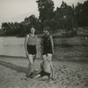 Šlapelių vaikai atėjo maudytis į Valakampių paplūdimį. 1932 m. liepos 7 d. Šlapelių vaikai – kairėje Laimutė, dešinėje Gražutė, ant smėlio sėdi Skaistutis. Valakampiuose Šlapeliai turėjo šeimos vilą, kurioje mėgdavo vasaroti.