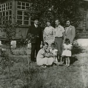 Šlapeliai su visais savo vaikais ir dviem anūkėmis prie vilos Valakampiuose. 1934 m. Visi Šlapeliai – ant žemės sėdi duktė Gražutė, stovi iš kairės pirmas – Jurgis Šlapelis, prie jo Marija Šlapelienė, šalia jos – sūnus Skaistutis, prie jo – vyresnioji duktė Laimutė, kurios vyras tuo metu jau ėjo Lietuvos laikinojo reikalų patikėtinio prie Šv. Sosto pareigas. Laimutė atvyko pasisvečiuoti į Lietuvą iš Romos su dviem dukrelėmis – vyresniąja Laimute ir mažesniąja Nijole.