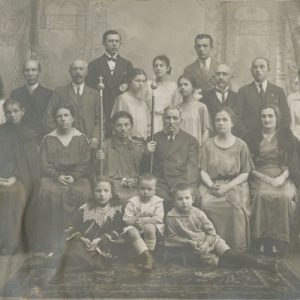 Jono ir Eleonoros Piaseckų auksinės vestuvės. Visa giminė. 1923 m. Centre sėdi Jonas ir Eleonora Piaseckai. Iš dešinės tėvui – Marija Šlapelienė. Virš Piaseckų šviesiai apsirengusios stovi abi Šlapelytės – Laimutė ir Gražutė, šalia stovi Jurgis Šlapelis. Ant grindų viduryje sėdi Šlapelių sūnus Skaistutis.