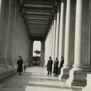 Jurgis Šlapelis vieši Romoje, Šv. Povilo bazilikoje. 1934 m. Jurgis Šlapelis viešnagės Romoje metu su dukros Laimutės šeimyna. Jurgis Šlapelis stovi su lazda, šalia Laimutė ir žentas Kazimieras, kairėje – dukrelė Laimutė.