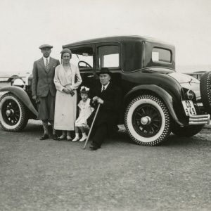 Jurgis Šlapelis svečiuojasi Romoje. 1934 m. Jurgis Šlapelis (sėdi) svečiuose pas dukrą Laimutę Romoje.