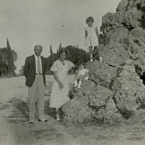 Laimutė ir Kazimieras Graužiniai su dukrelėmis Romoje. 1935 m.