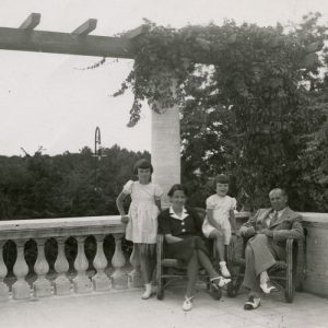 Diplomatas Kazys Graužinis su šeima Romoje, savo rezidencijoje. 1939 m. Laimutė, ištekėjusi už diplomato Kazio Graužinio, nuo 1932 m. su šeima gyveno Romoje, kur jos vyras ėjo Lietuvos Respublikos laikinojo reikalų patikėtinio prie Šv. Sosto pareigas. Fotografuota šeimos rezidencijoje. Kitoje pusėje užrašyta: „Mūsų sodelio kamputis / Roma / 1939-VI-16 d.“