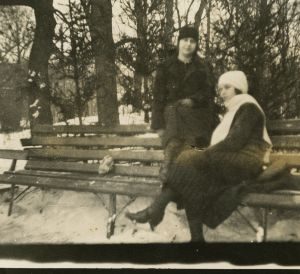Dvi gimnazistės – Laimutė ir Gražutė Šlapelytės . 1923 m.? Vytauto Didžiojo gimnazijos moksleivės Laimutė ir Gražutė sėdi čiuožykloje ant suoliuko. Balta kepure ir šaliku – Gražutė.